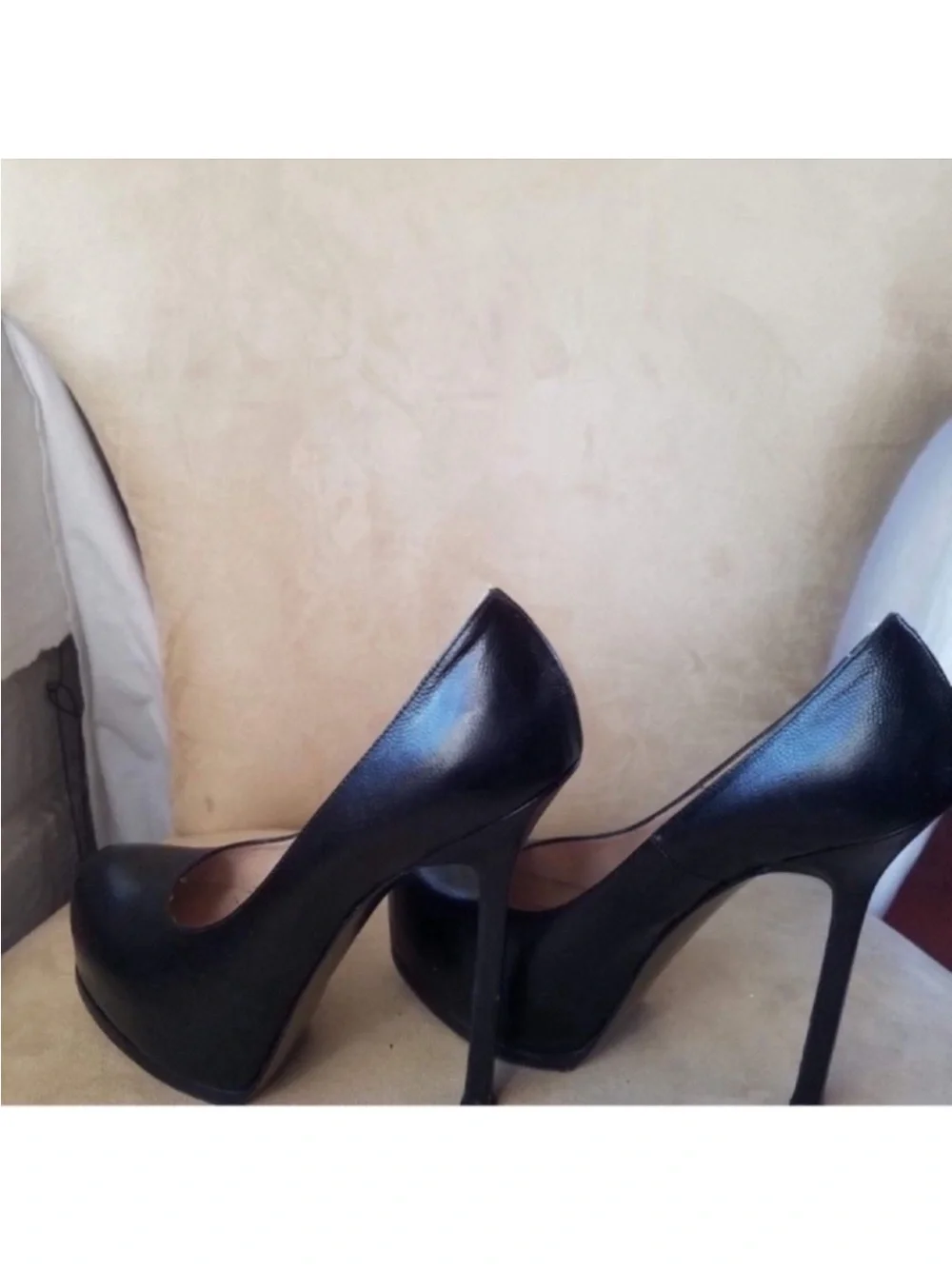 Yves Saint Laurent Black Leather Round-Toe Pumps - Picture 9 of 9
